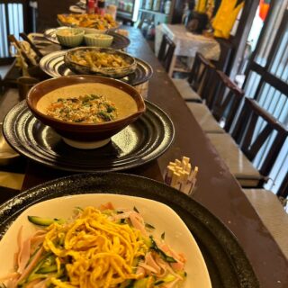 秋も終盤 夜が長く感じるこの季節、 阿倍野の路地裏で温かいお…